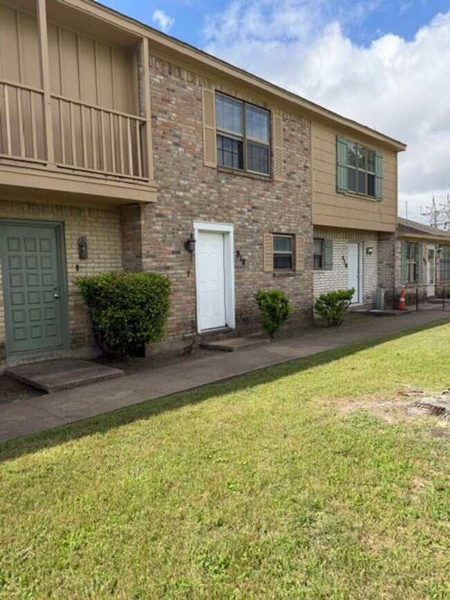 Building Photo - Centrally Located 2 Bedroom Unit