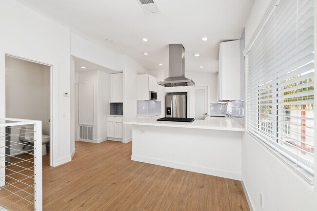 Building Photo - Luxurious Coastal Retreat with Stunning Oc...