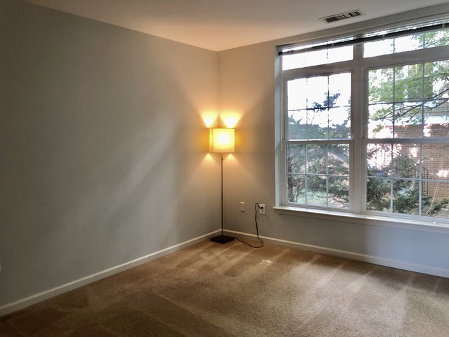 Huge master bedroom - 2729 Gallows Rd
