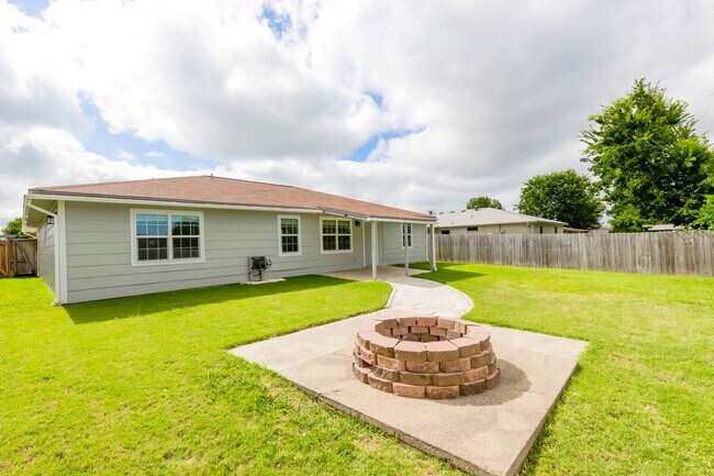 Building Photo - 2307 Traverse Dr