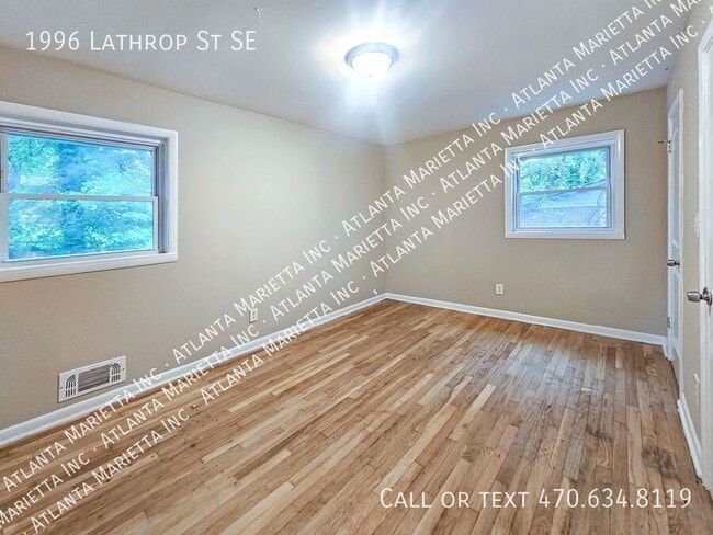 Building Photo - 1996 Lathrop St SE
