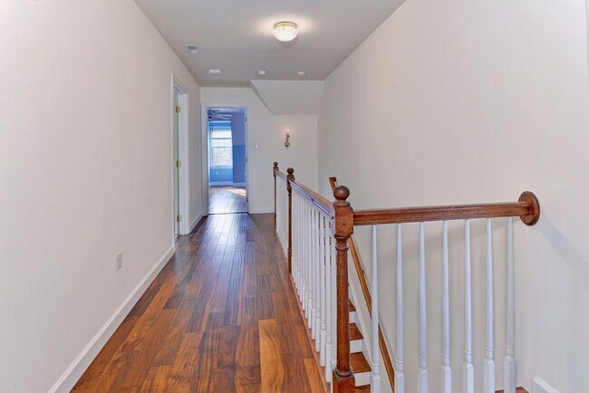 Building Photo - Low Maintenance Living in Williamsburg