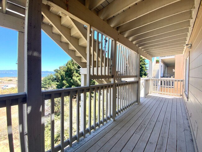 Building Photo - UPDATED, Spacious 1BR! DECK! STAINLESS APPLIANCES! HARDWOOD!