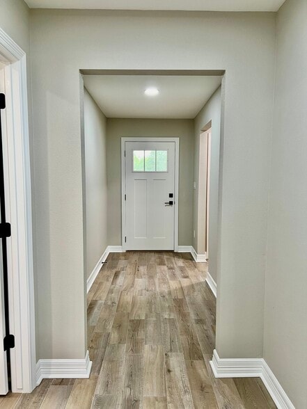 Building Photo - 565 S 28th St