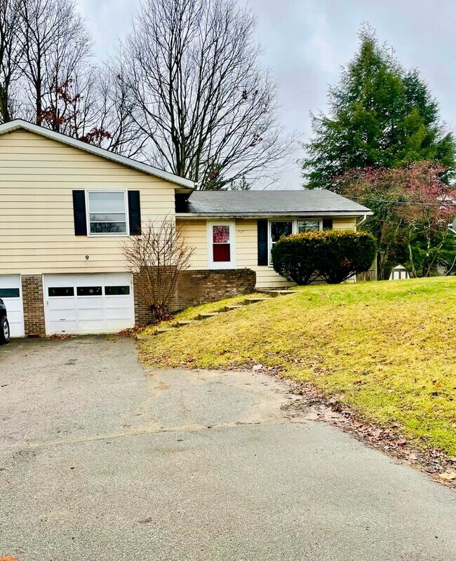 Building Photo - HALF DUPLEX W/ GARAGE LEX SCHOOLS!