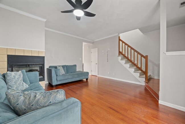 Building Photo - Townhouse, 2 bedroom, 2.5 baths in Yorktow...