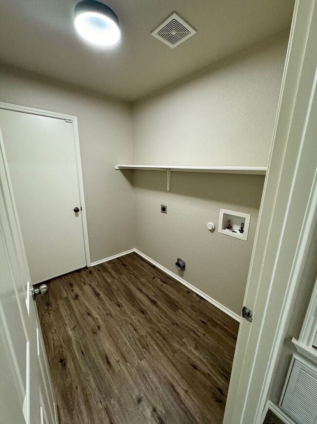 Building Photo - Beautifully 3 Bed, 2 Bath Renovated Home Near Austin – Spacious Layout & Community Perks