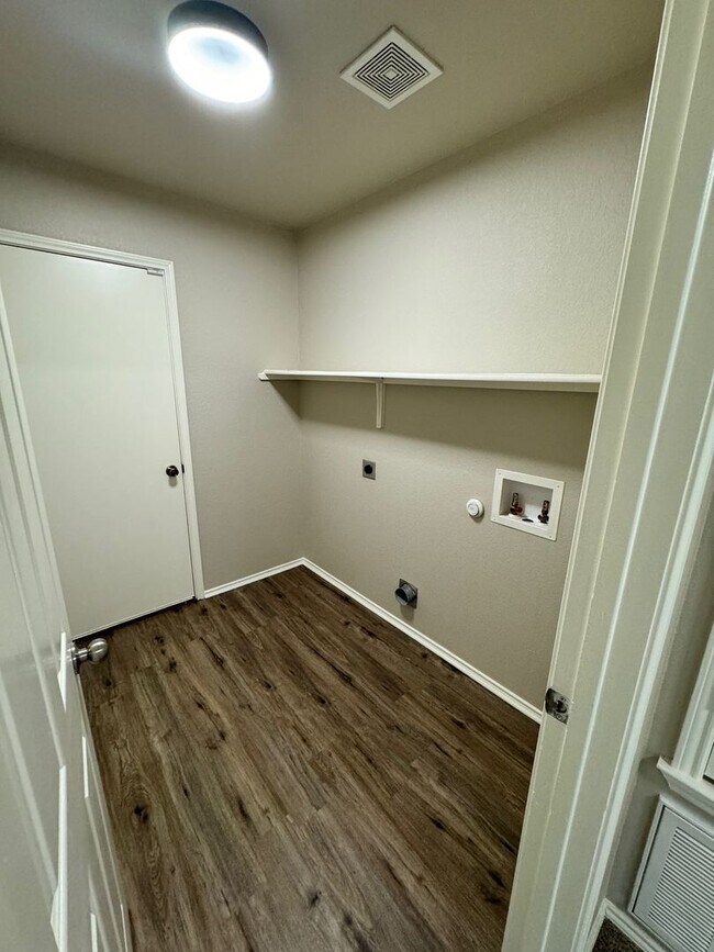 Building Photo - Ready For Move In! A Must See Modern & Spa...