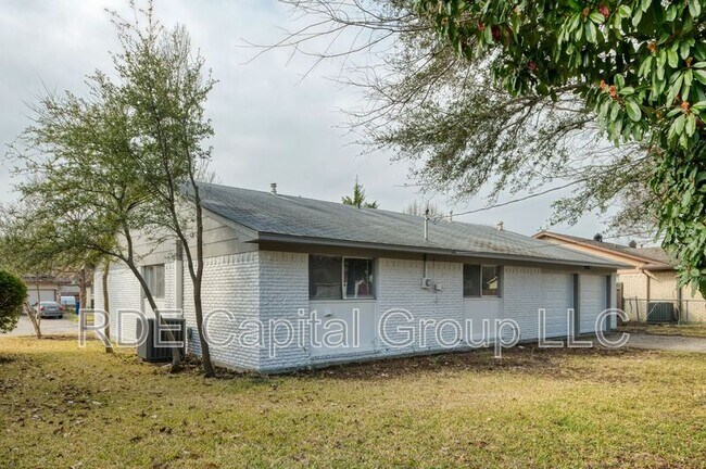 Building Photo - 3701 Summit Ln
