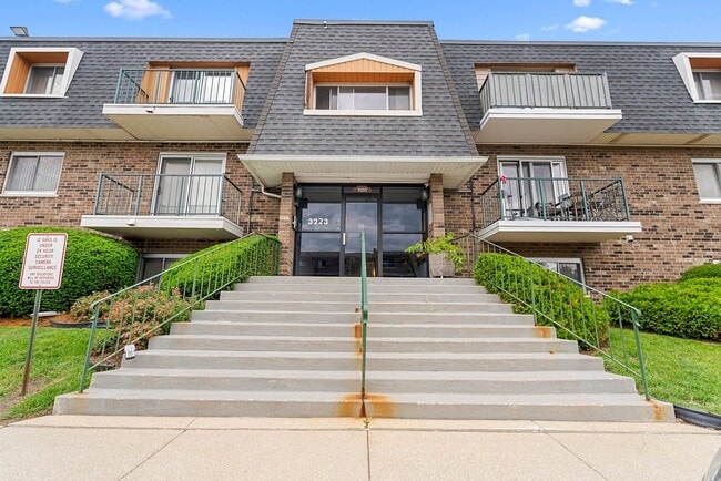 Building Photo - 3223 W Parkway Dr