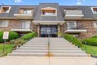 Building Photo - 3223 W Parkway Dr