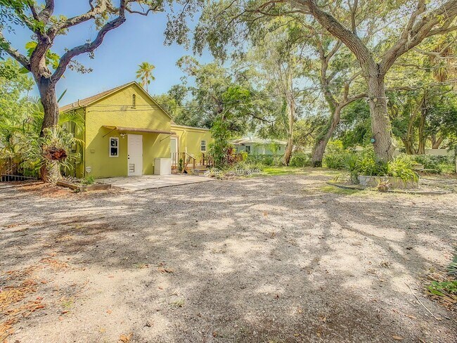 Building Photo - Charming Three bedroom one bath with huge backyard