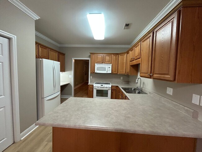 Building Photo - Freshly Renovated 2-Bed, 2-Bath Home