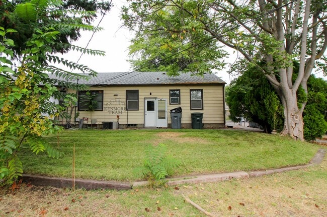 Building Photo - RENT SPECIAL: 2 Bed/1 Bath Duplex in Central Richland