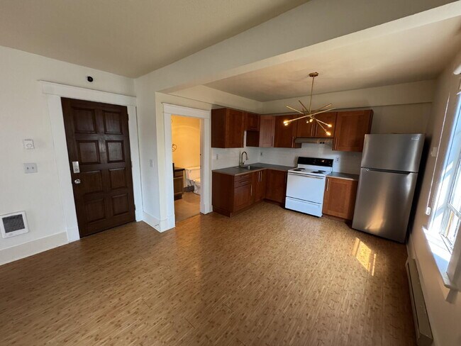 Building Photo - Upstair 1 bedroom Quadplex