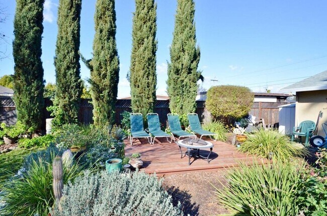 Building Photo - $3,490 / GORGEOUS CENTRAL FREMONT HOME COM...