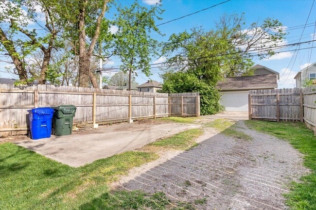 Building Photo - 866 E Starr Ave