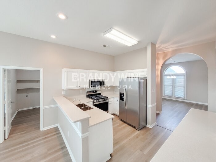 Building Photo - 8301 Meadow Vale Dr