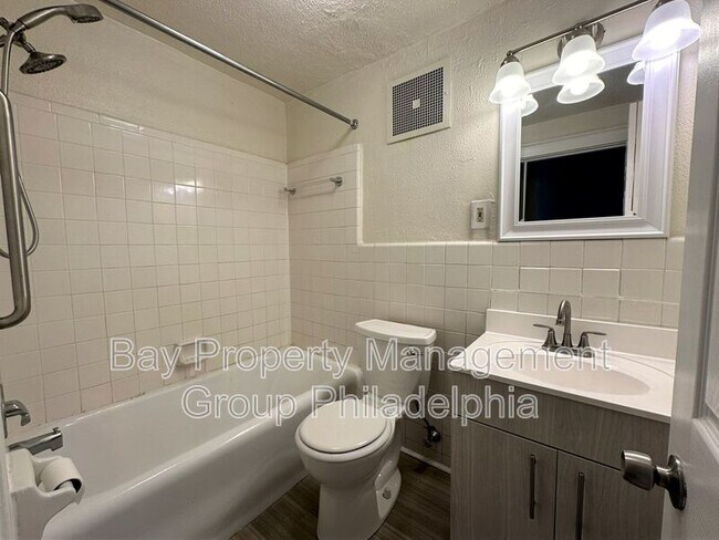 Building Photo - 2809 W Queen Ln