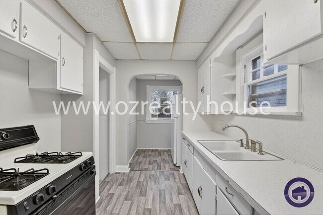 Building Photo - 2032 Barrows St