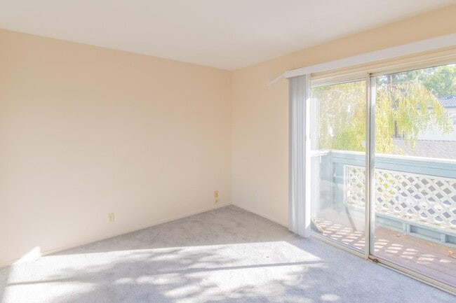 Building Photo - 1527 Four Oaks Cir