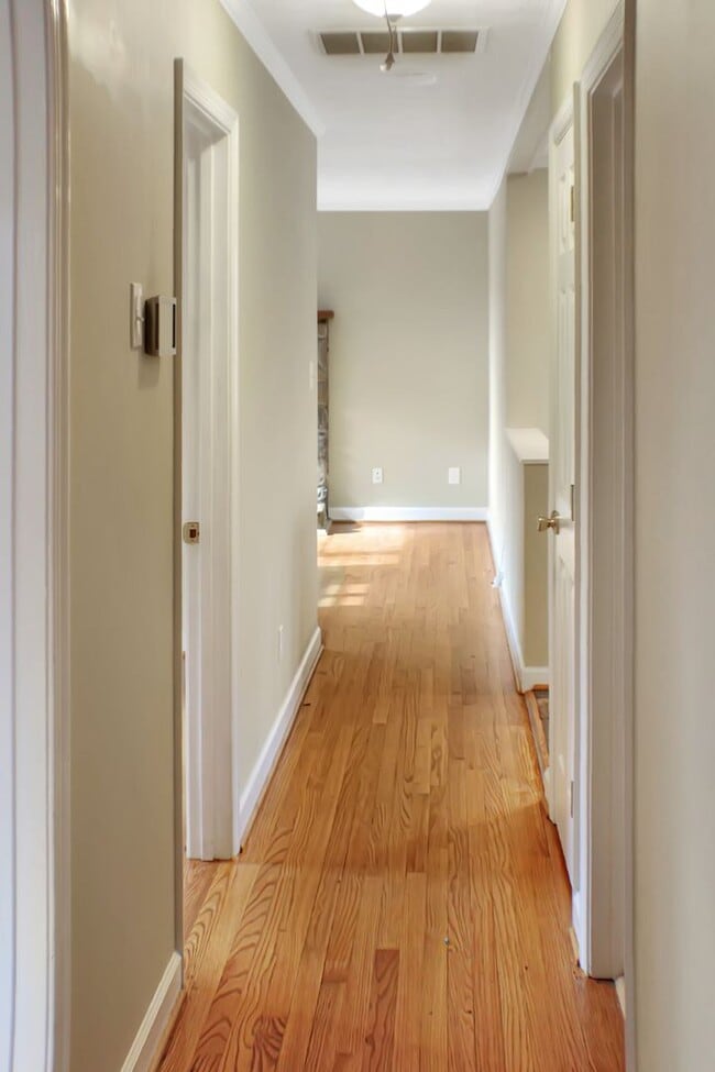 Building Photo - 4 Bedroom on 1 acre