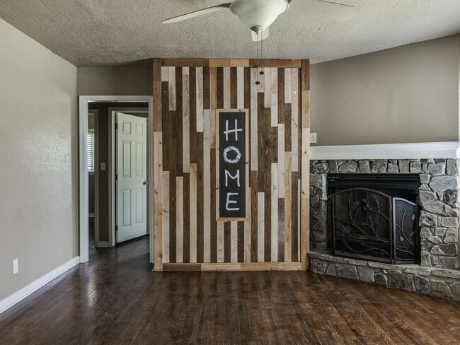 Building Photo - Great home, 4 bedrooms or 3+study, 1.5 bat...