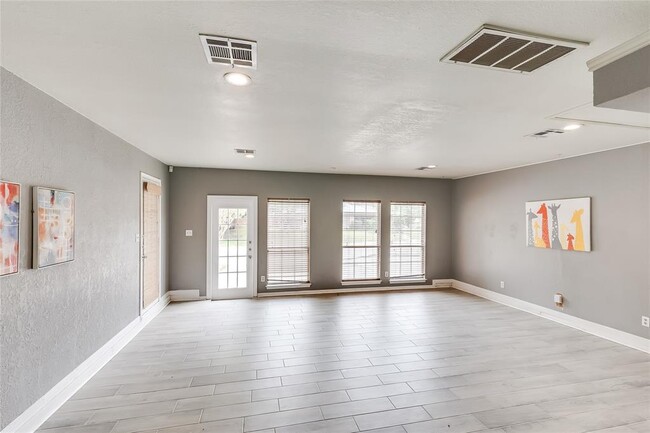 Building Photo - 1002 Oakridge Dr