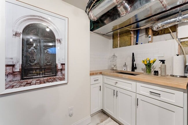 Building Photo - Fully Furnished Luxury Home – Just 3 Block...