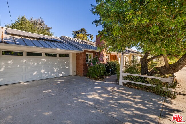 Building Photo - 13843 Milbank St