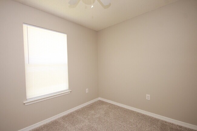 Building Photo - 3BR/2BA Southwest Pensacola Home with 1-Car Garage, Garden Tub Primary Suite & Convenient Access ...