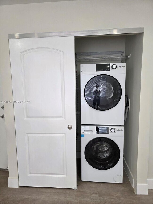 Building Photo - 8870 Fontainebleau Blvd