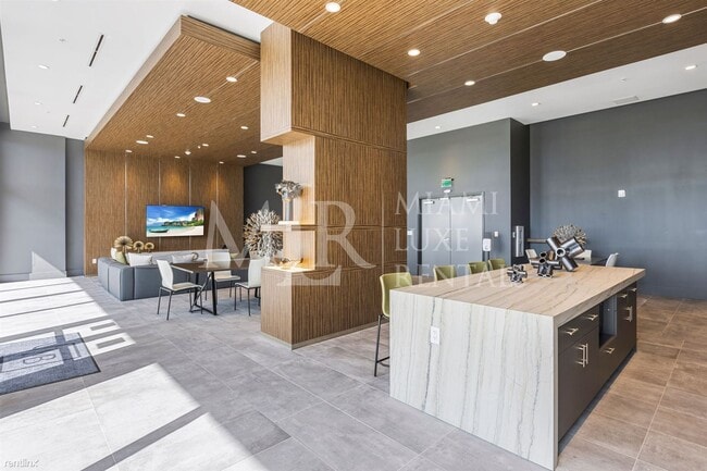 Building Photo - Studio, 1 bath Condo - 3180 Coral Way Spac...