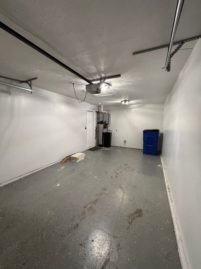 Building Photo - 3 Bedroom Home with Modern Updates & Small...