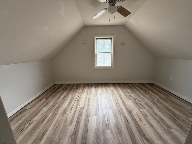 Building Photo - **Move in Ready** 3 bedroom close to downtown!