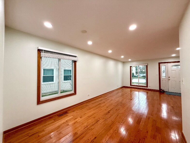 Building Photo - 2449 Carlton Dr