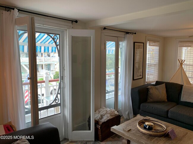 Building Photo - 19 Webb Ave