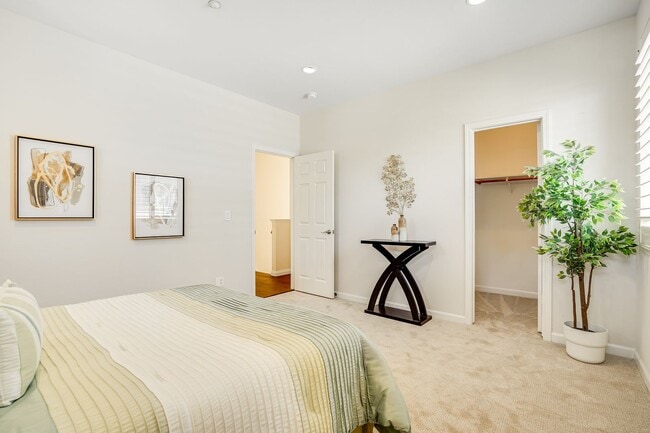 Building Photo - Comfortable and nicely upgraded home for r...