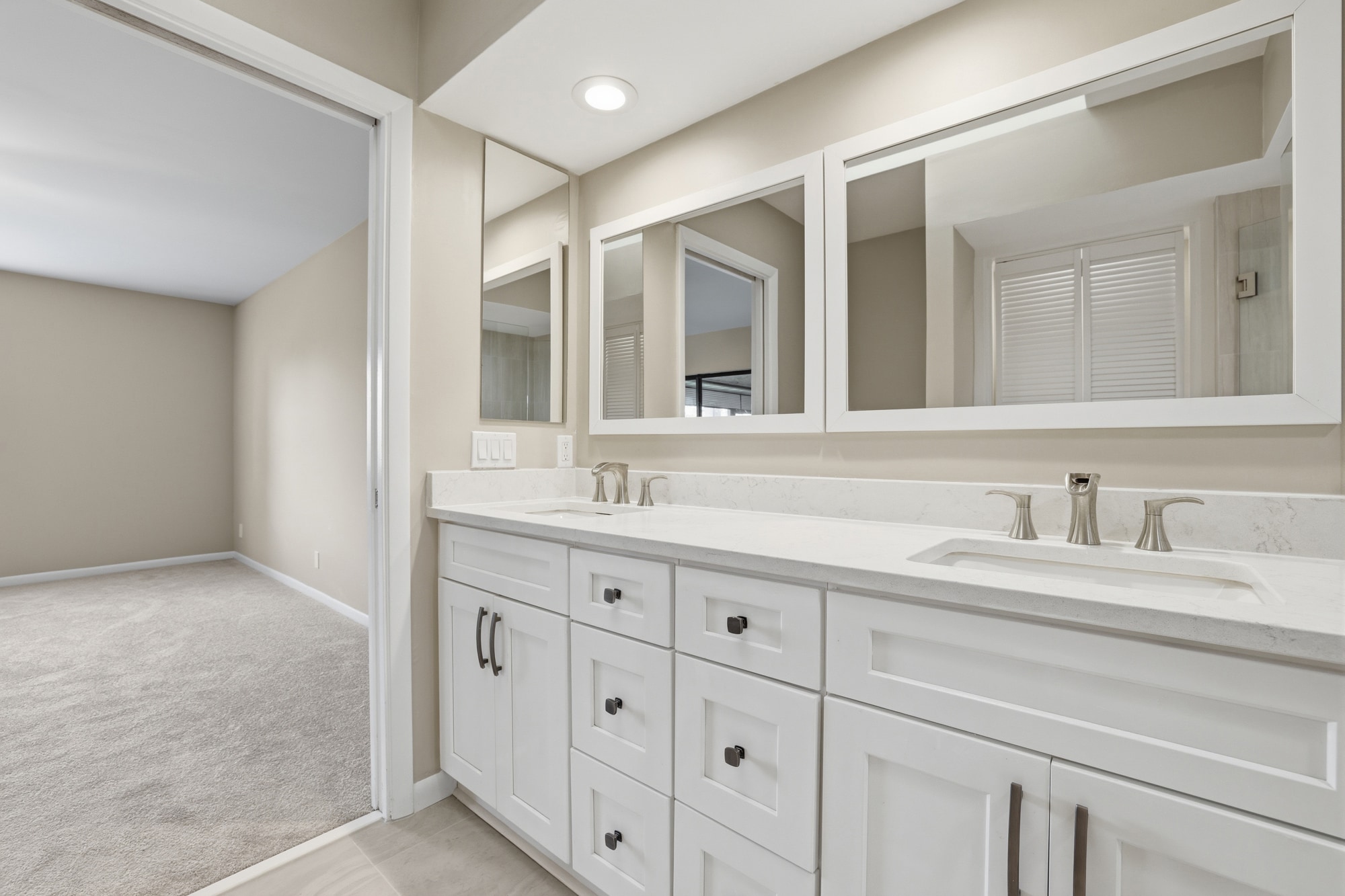 Primary ensuite with double vanity - 8555 Eagle Run Dr