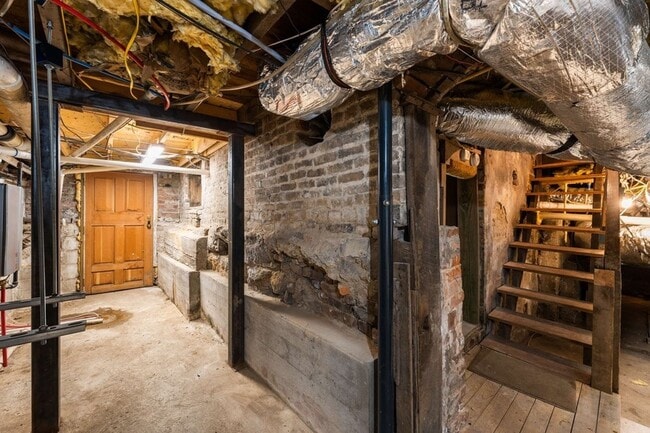 Building Photo - 405 Webb Rd W