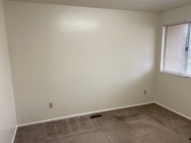 Building Photo - 2 Weeks Rent Free! Spacious 4 Bed, 3 Bath Condo in South Ogden