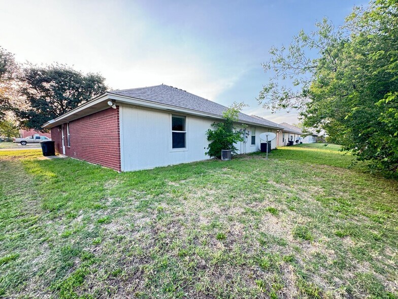 Building Photo - 3406 Toledo Dr