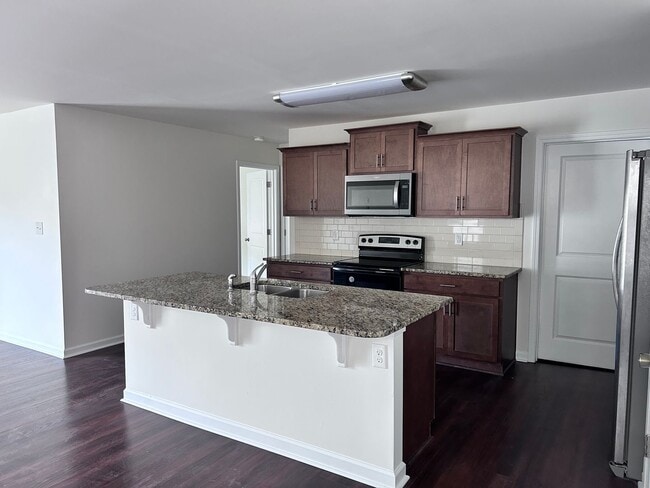 Building Photo - Spacious 5-Bedroom Home