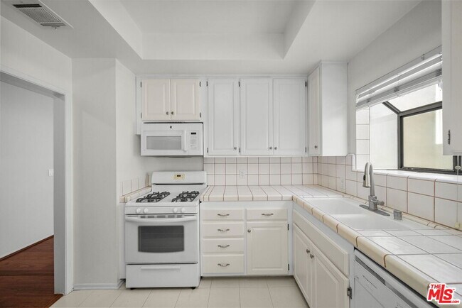 Building Photo - 14572 Dickens St