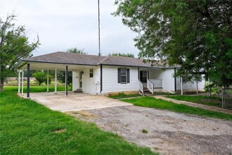 Building Photo - Enjoy peaceful country living just minutes from Elgin!