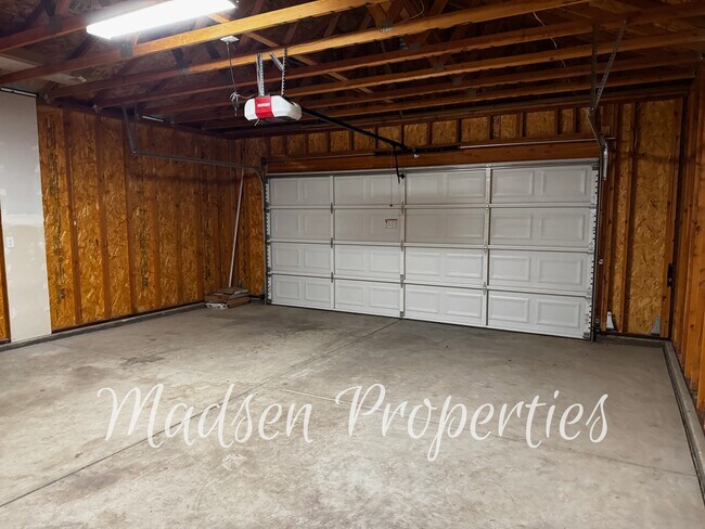 Building Photo - 2127 Hewitt Ave