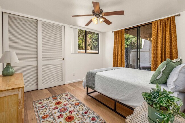 Building Photo - 2420 Torrey Pines Rd