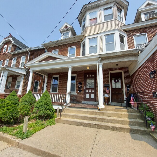 Building Photo - 716 Linden St