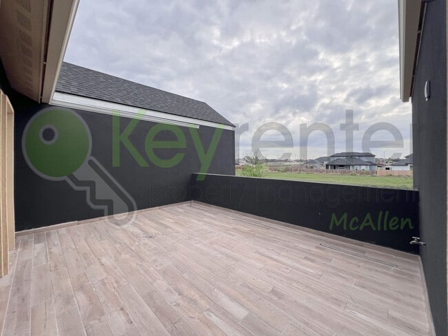 Building Photo - Stunning 3- bed/ 2.5 upgraded luxury townh...