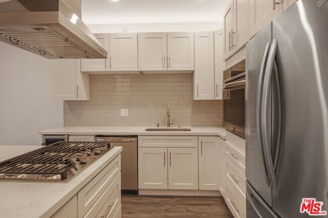 Building Photo - Stunning Playa del Rey Condo Awaits You!